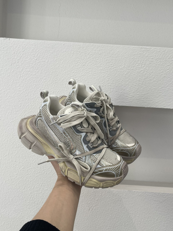 Női dad cipő, felső része valódi bőrből, lélegző hálós bélés, zárás fűzőkkel, kerek orr, 3–5 cm középmagas sarok, könnyű, retro sportos casual