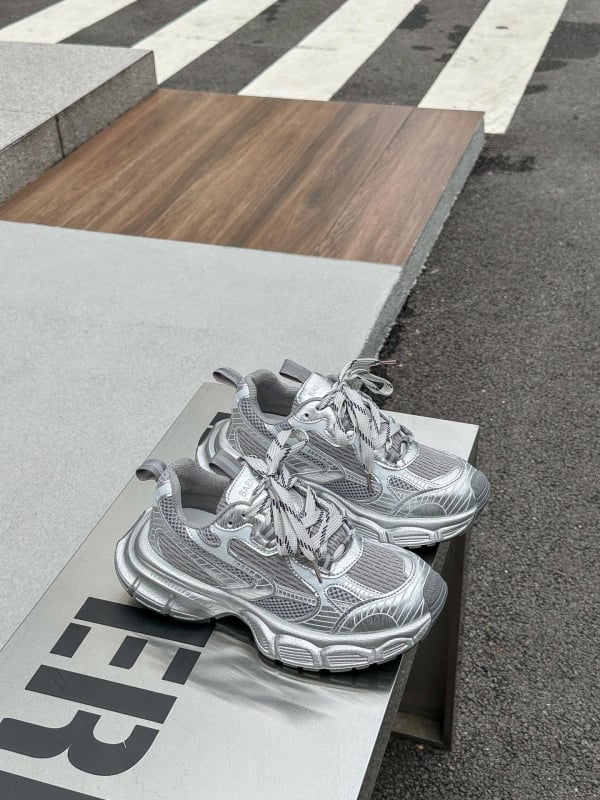 Női dad cipő, felső része valódi bőrből, lélegző hálós bélés, zárás fűzőkkel, kerek orr, 3–5 cm középmagas sarok, könnyű, retro sportos casual