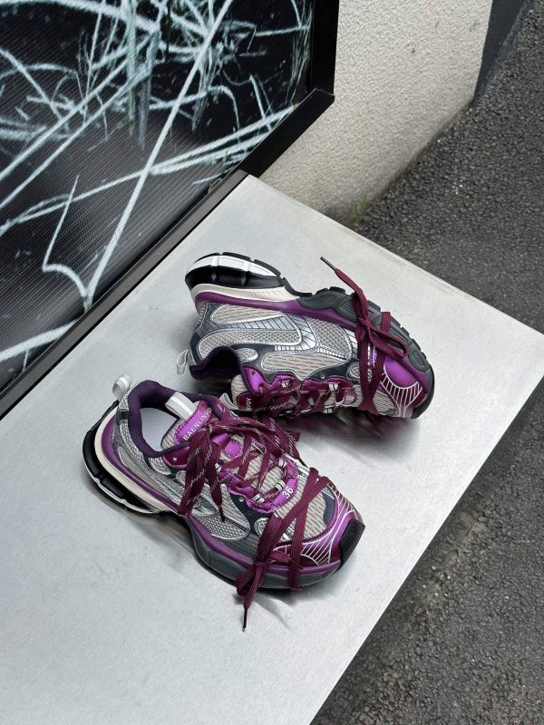 Női dad cipő, felső része valódi bőrből, lélegző hálós bélés, zárás fűzőkkel, kerek orr, 3–5 cm középmagas sarok, könnyű, retro sportos casual