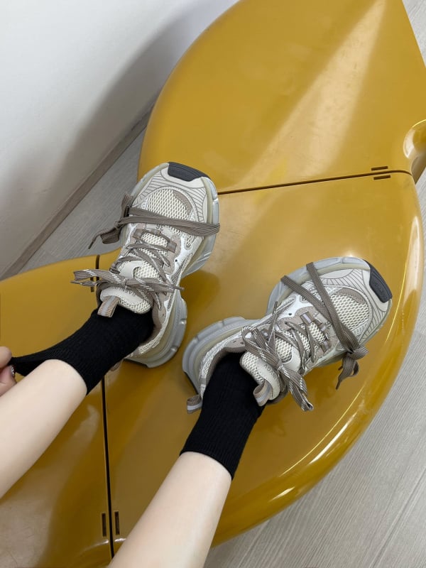 Női dad cipő, felső része valódi bőrből, lélegző hálós bélés, zárás fűzőkkel, kerek orr, 3–5 cm középmagas sarok, könnyű, retro sportos casual