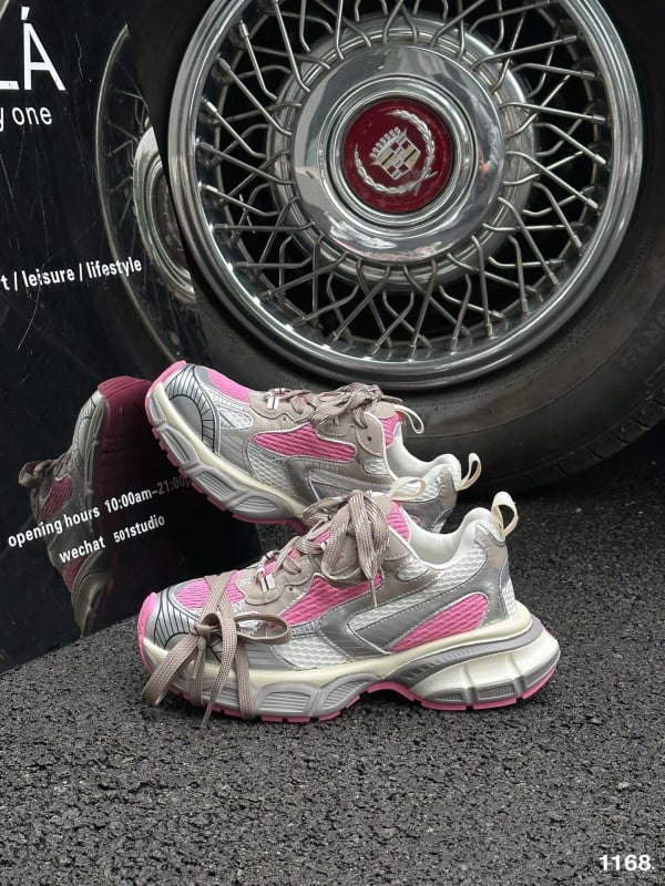 Női dad cipő, felső része valódi bőrből, lélegző hálós bélés, zárás fűzőkkel, kerek orr, 3–5 cm középmagas sarok, könnyű, retro sportos casual