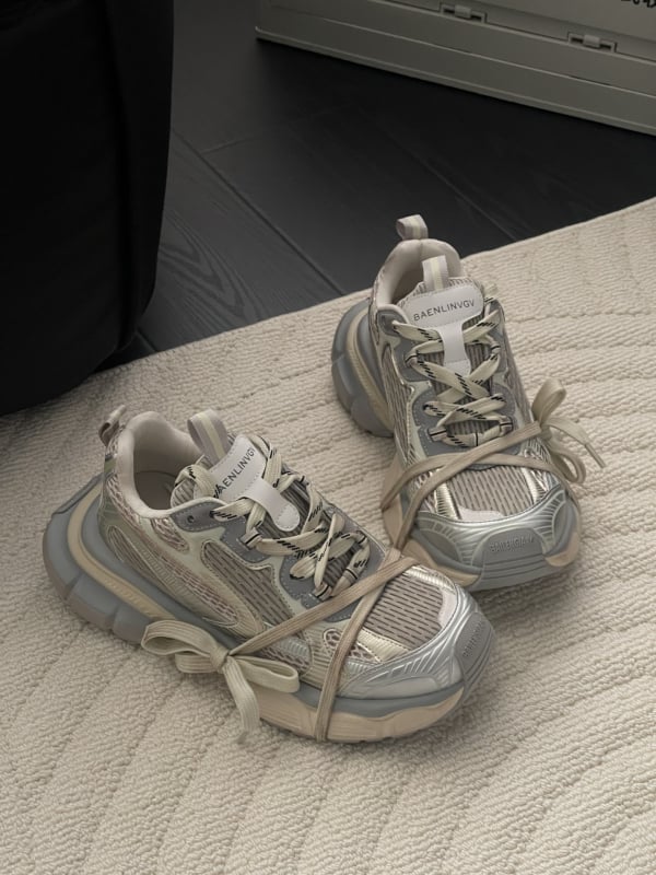 Női dad cipő, felső része valódi bőrből, lélegző hálós bélés, zárás fűzőkkel, kerek orr, 3–5 cm középmagas sarok, könnyű, retro sportos casual