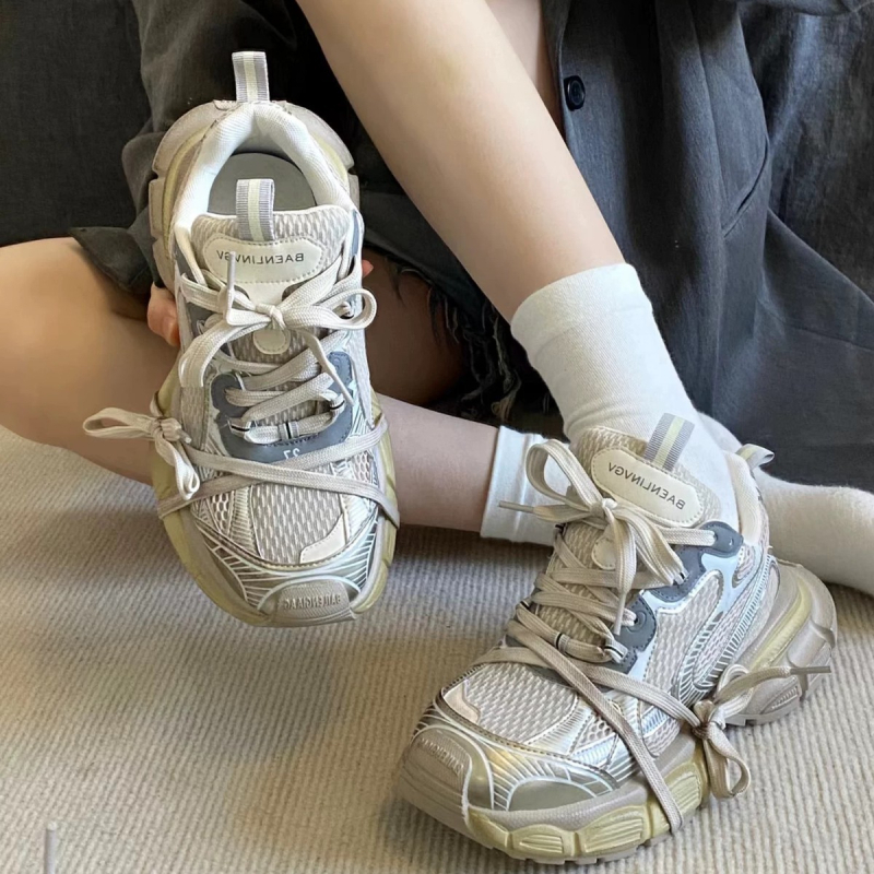 Női dad cipő, felső része valódi bőrből, lélegző hálós bélés, zárás fűzőkkel, kerek orr, 3–5 cm középmagas sarok, könnyű, retro sportos casual