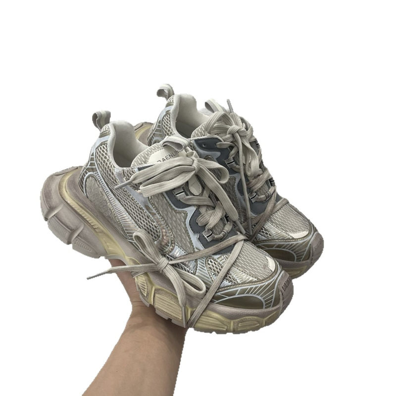 Női dad cipő, felső része valódi bőrből, lélegző hálós bélés, zárás fűzőkkel, kerek orr, 3–5 cm középmagas sarok, könnyű, retro sportos casual