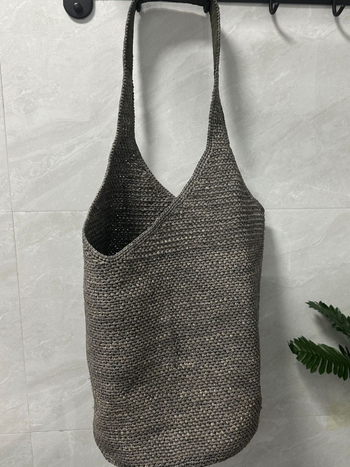 Рафия bucket bag - ръчна изработка, една презрамка, открит горен дизайн, лято 2025