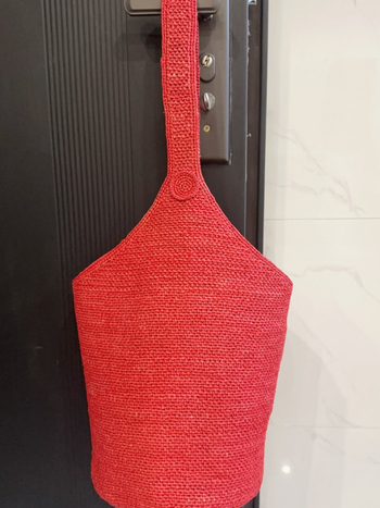 Рафия bucket bag - ръчна изработка, една презрамка, открит горен дизайн, лято 2025