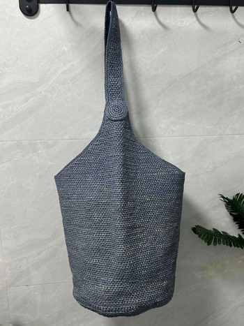 Рафия bucket bag - ръчна изработка, една презрамка, открит горен дизайн, лято 2025