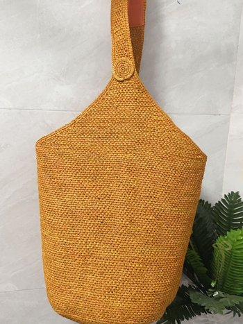 Рафия bucket bag - ръчна изработка, една презрамка, открит горен дизайн, лято 2025