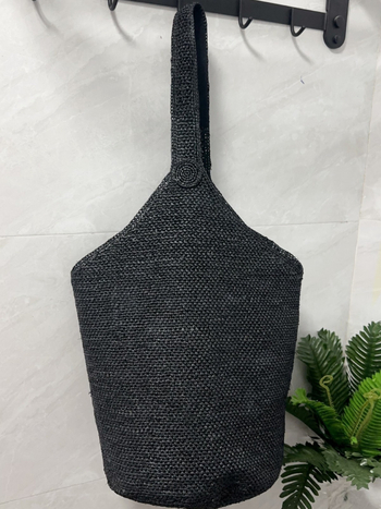 Рафия bucket bag - ръчна изработка, една презрамка, открит горен дизайн, лято 2025