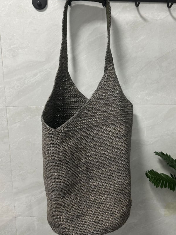 Рафия bucket bag - ръчна изработка, една презрамка, открит горен дизайн, лято 2025