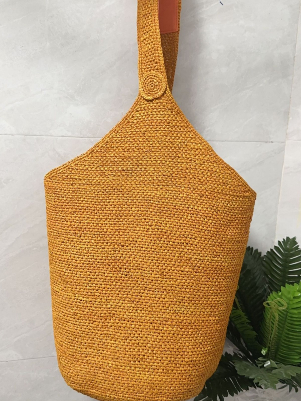 Рафия bucket bag - ръчна изработка, една презрамка, открит горен дизайн, лято 2025