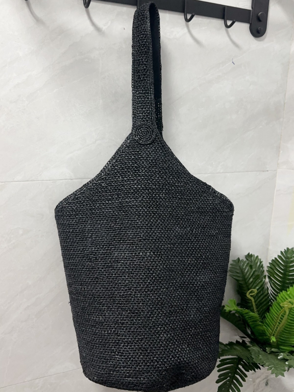 Рафия bucket bag - ръчна изработка, една презрамка, открит горен дизайн, лято 2025