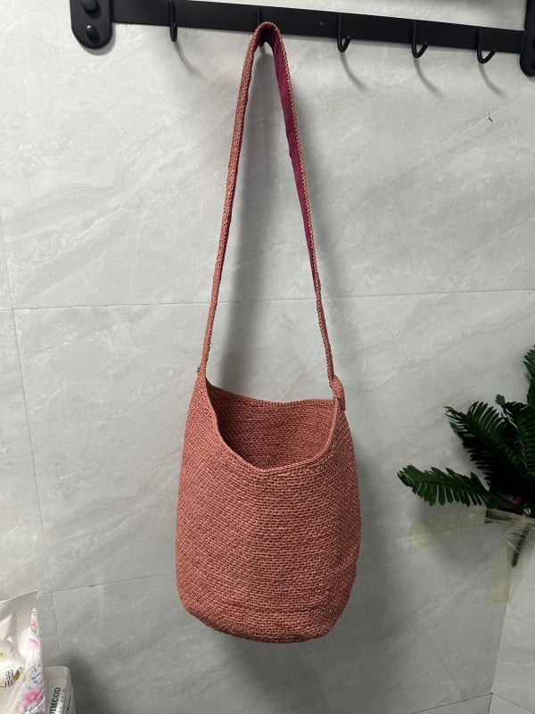 Рафия bucket bag - ръчна изработка, една презрамка, открит горен дизайн, лято 2025