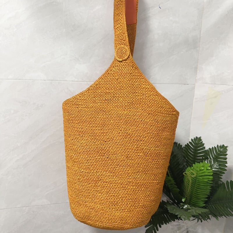 Рафия bucket bag - ръчна изработка, една презрамка, открит горен дизайн, лято 2025