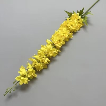 Umjetni svilenkasti buket za svečanu dvoranu – Feiyan motiv lastavice, hiacinkasti naglasak, marka Looking at Flowers, materijal: svila, izrada: stiliziranje/reljef