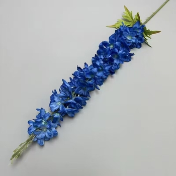 Umjetni svilenkasti buket za svečanu dvoranu – Feiyan motiv lastavice, hiacinkasti naglasak, marka Looking at Flowers, materijal: svila, izrada: stiliziranje/reljef