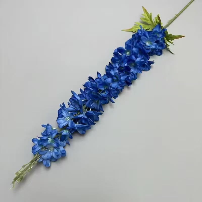 Umjetni svilenkasti buket za svečanu dvoranu – Feiyan motiv lastavice, hiacinkasti naglasak, marka Looking at Flowers, materijal: svila, izrada: stiliziranje/reljef