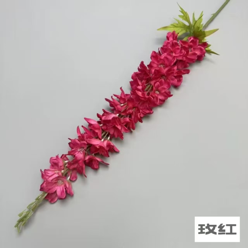 Umjetni svilenkasti buket za svečanu dvoranu – Feiyan motiv lastavice, hiacinkasti naglasak, marka Looking at Flowers, materijal: svila, izrada: stiliziranje/reljef