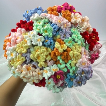 Nezábudka z vlny — ručne pletený kvet na vetvičke, pre kancelárie a domov, rekvizita na fotografiu