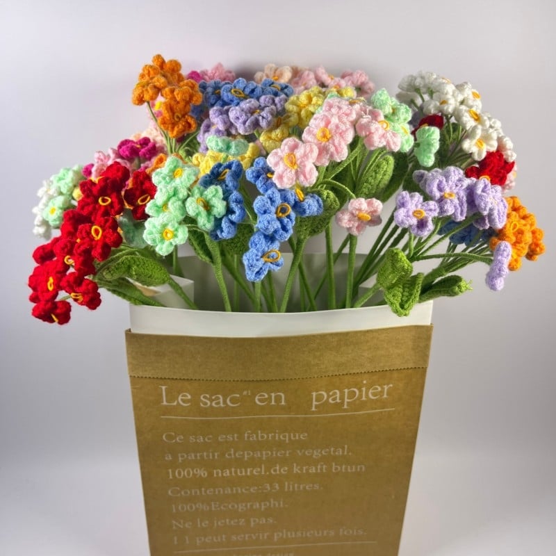 Nezábudka z vlny — ručne pletený kvet na vetvičke, pre kancelárie a domov, rekvizita na fotografiu