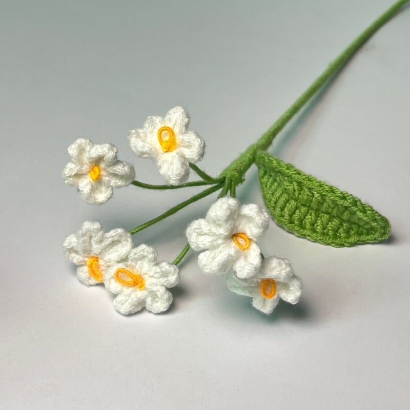 Nezábudka z vlny — ručne pletený kvet na vetvičke, pre kancelárie a domov, rekvizita na fotografiu