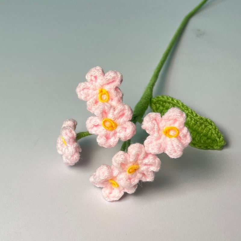 Nezábudka z vlny — ručne pletený kvet na vetvičke, pre kancelárie a domov, rekvizita na fotografiu