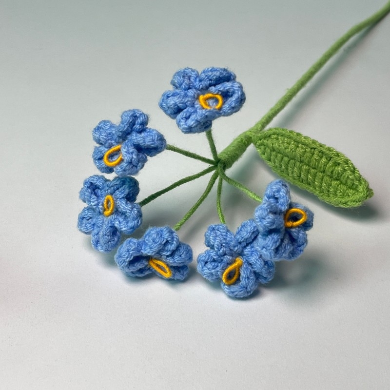 Nezábudka z vlny — ručne pletený kvet na vetvičke, pre kancelárie a domov, rekvizita na fotografiu