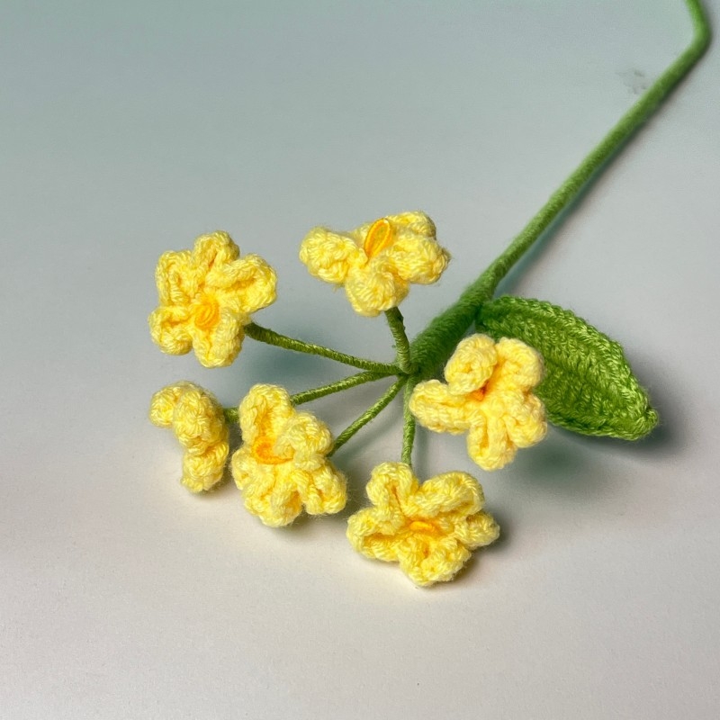 Nezábudka z vlny — ručne pletený kvet na vetvičke, pre kancelárie a domov, rekvizita na fotografiu