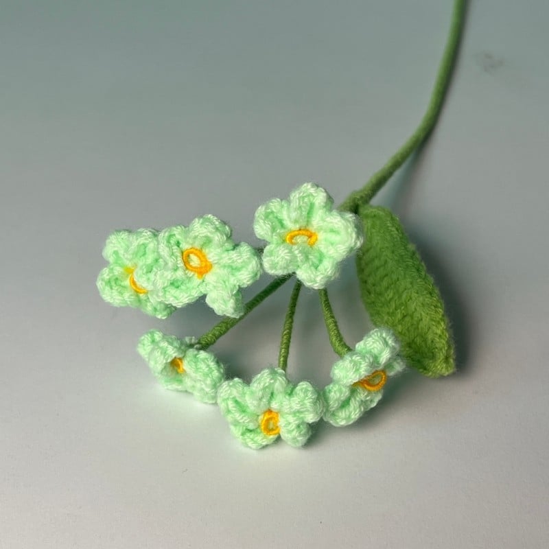 Nezábudka z vlny — ručne pletený kvet na vetvičke, pre kancelárie a domov, rekvizita na fotografiu