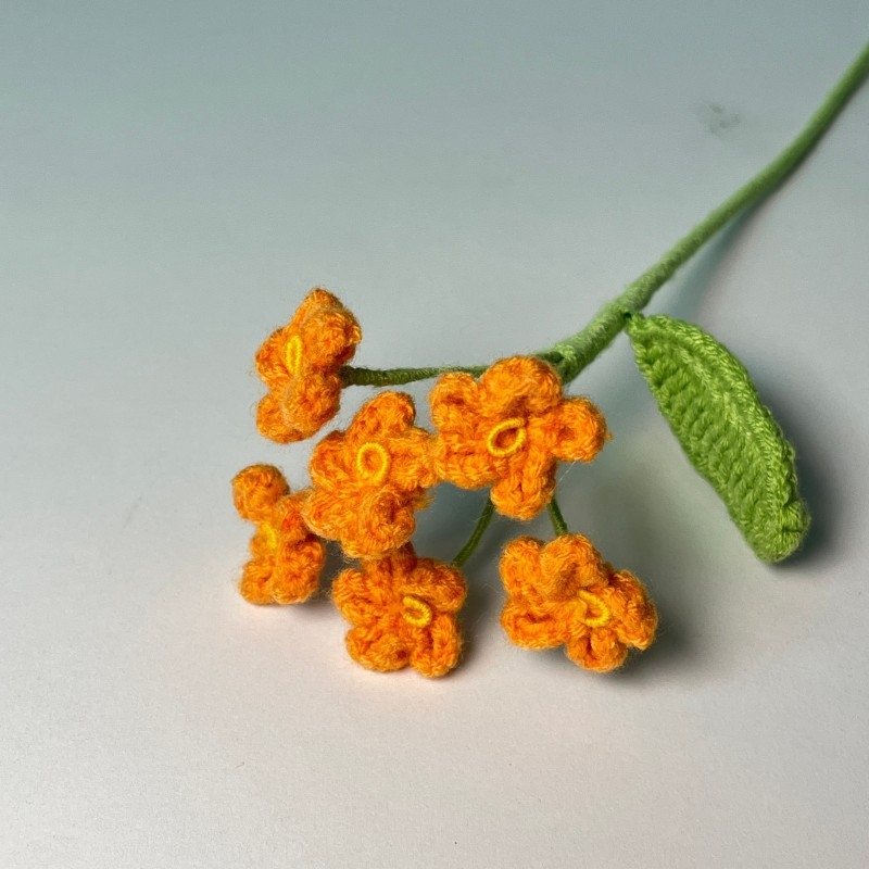 Nezábudka z vlny — ručne pletený kvet na vetvičke, pre kancelárie a domov, rekvizita na fotografiu