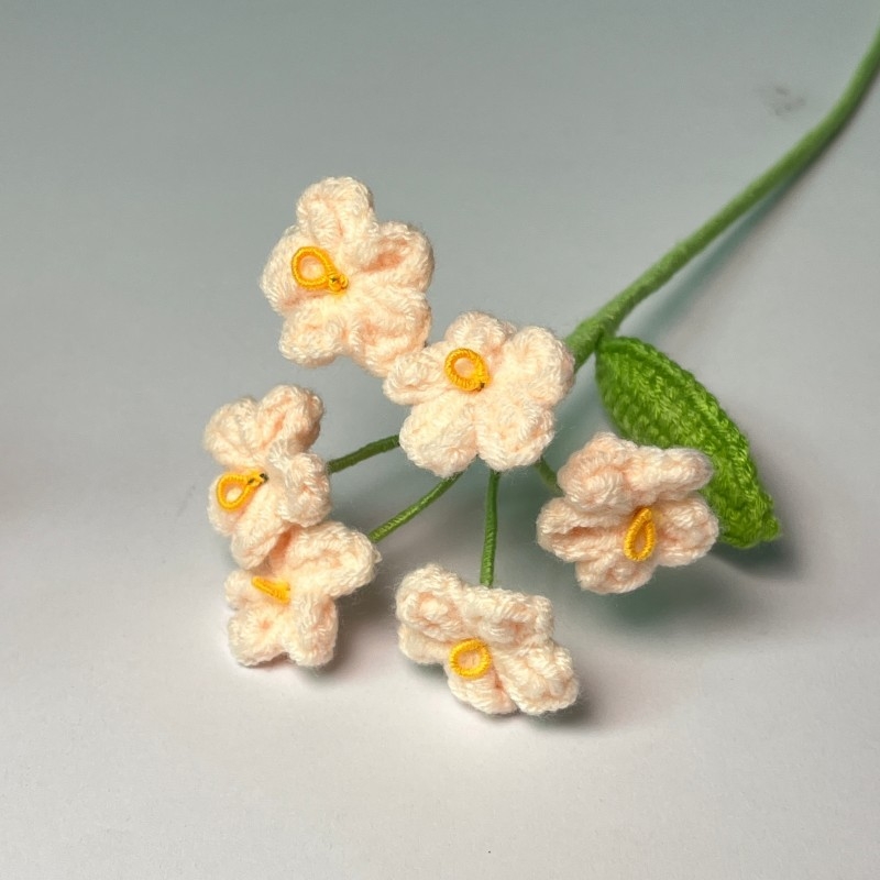 Nezábudka z vlny — ručne pletený kvet na vetvičke, pre kancelárie a domov, rekvizita na fotografiu