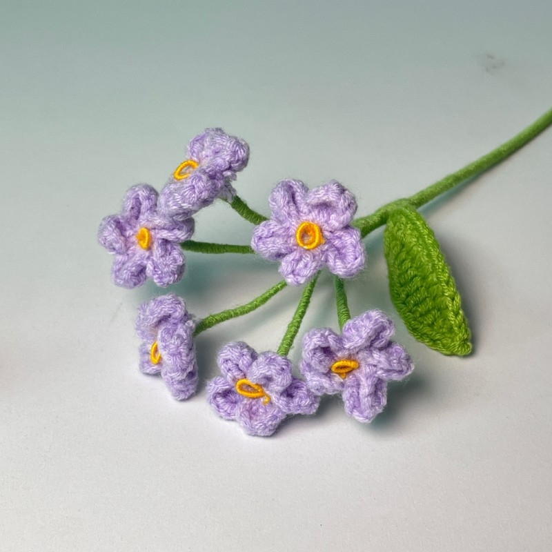 Nezábudka z vlny — ručne pletený kvet na vetvičke, pre kancelárie a domov, rekvizita na fotografiu