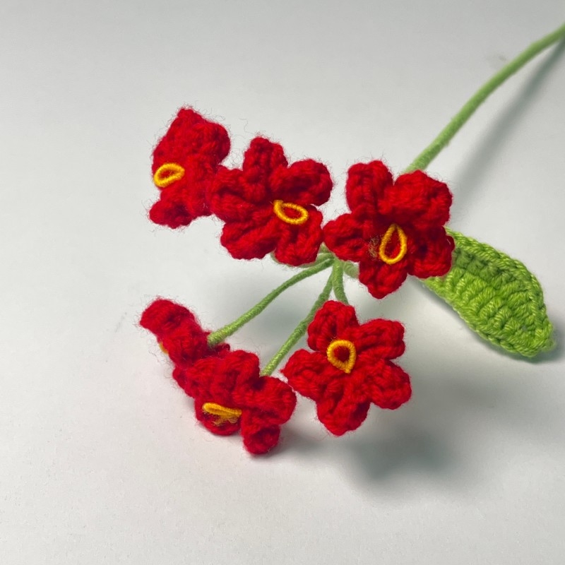 Nezábudka z vlny — ručne pletený kvet na vetvičke, pre kancelárie a domov, rekvizita na fotografiu