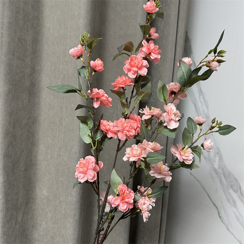 Cvjetna aranžman od svile Camellia – 10 velikih i 4 mala cvijeta; materijal: plastika i svila; pogodno za vjenčanja, vanjsku fotografiju, rekvizite za fotografiju i kućnu dekoraciju.