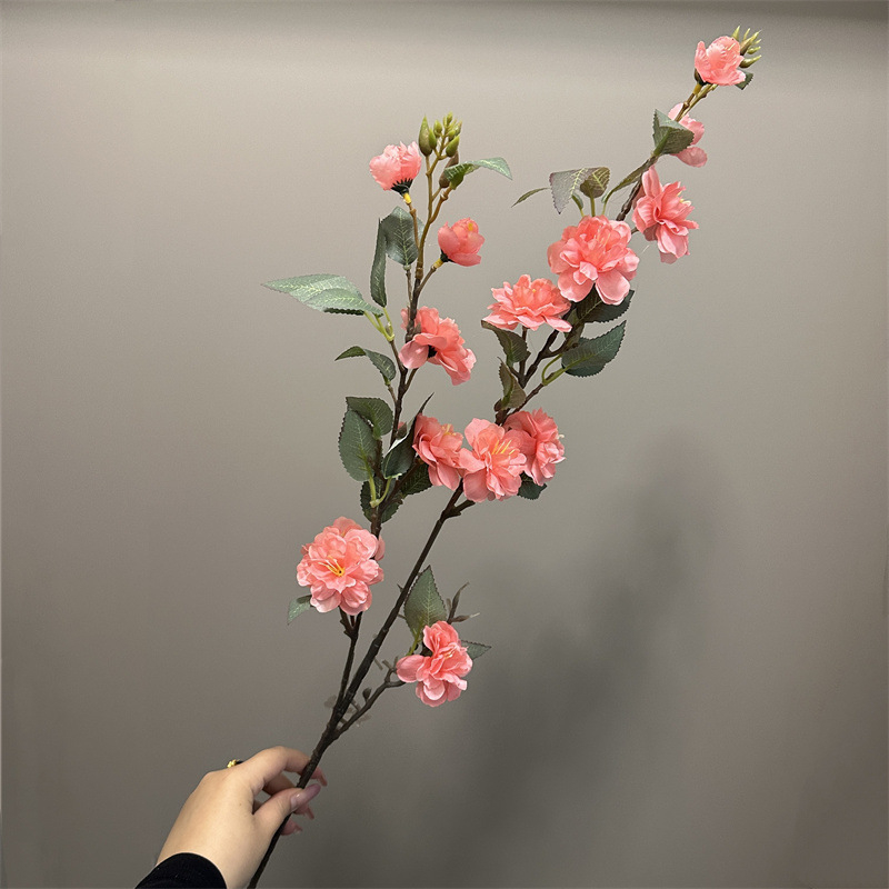 Cvjetna aranžman od svile Camellia – 10 velikih i 4 mala cvijeta; materijal: plastika i svila; pogodno za vjenčanja, vanjsku fotografiju, rekvizite za fotografiju i kućnu dekoraciju.