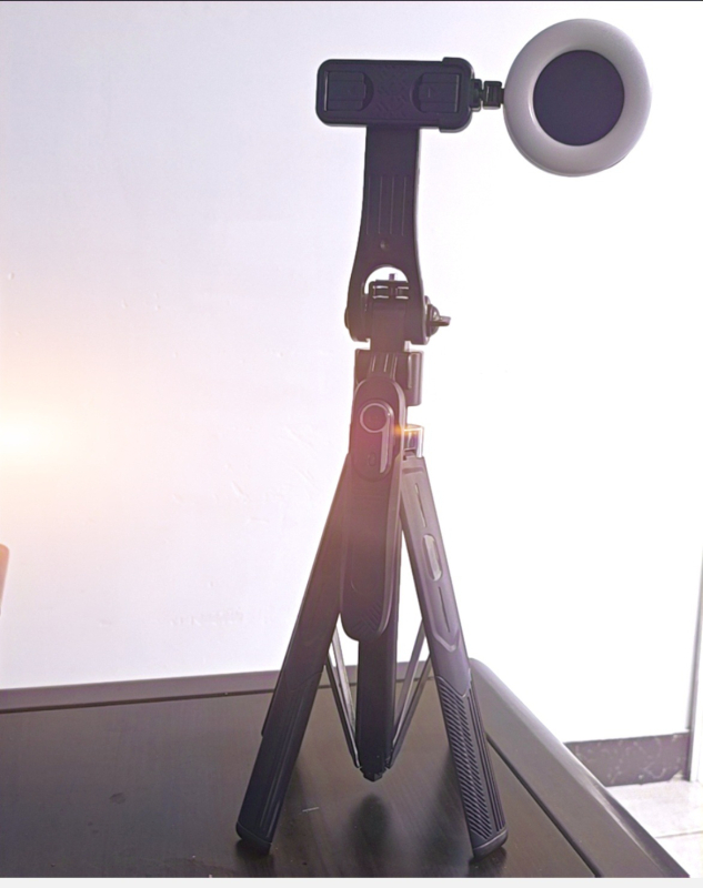 Selfie tyč s AI rozpoznávaním tváre, proti vibráciám stabilizácia, vysúvací štvornožný statív, inteligentný gimbal s automatickým sledovaním a vstavaným svetlom