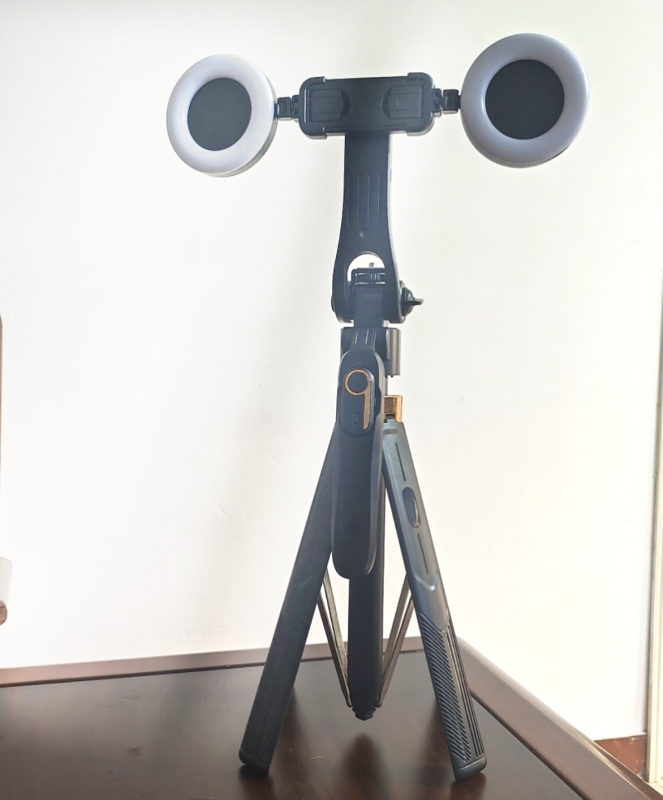 Selfie tyč s AI rozpoznávaním tváre, proti vibráciám stabilizácia, vysúvací štvornožný statív, inteligentný gimbal s automatickým sledovaním a vstavaným svetlom