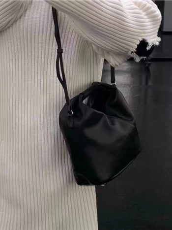 Kožna crossbody torbica s vertikalnim kvadratnim oblikom, najlonska podrška, džep za telefon, jesen 2023