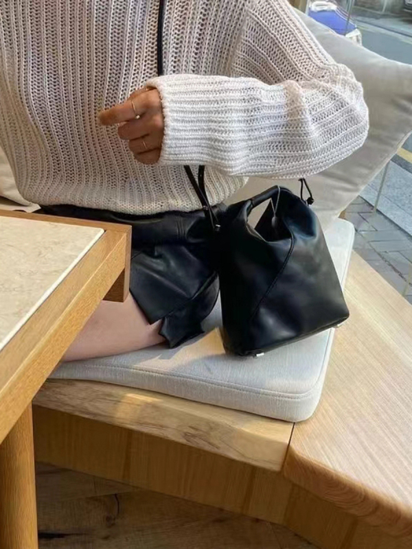 Kožna crossbody torbica s vertikalnim kvadratnim oblikom, najlonska podrška, džep za telefon, jesen 2023