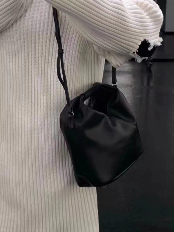 Kožna crossbody torbica s vertikalnim kvadratnim oblikom, najlonska podrška, džep za telefon, jesen 2023