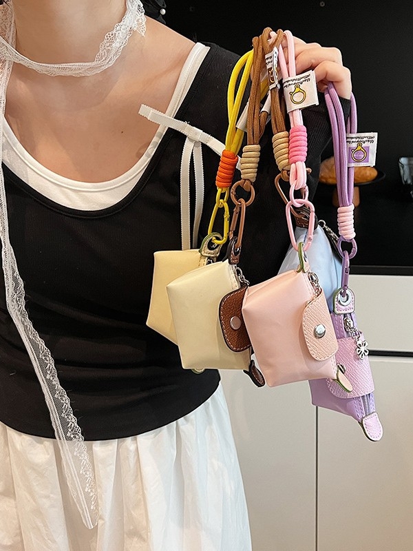 Nylon mini novčanik za kovance, dizajn u blok bojama, prostor za ruž i slušalice