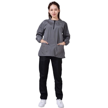 Profesionāļiem paredzēts suņu un kaķu kopšanas halāts – garas piedurknes, ūdens atgrūdošs un elpojošs (Zīmols: otter; Materiāls: lina; Importēts: Nē; Izcelsme: Cita)