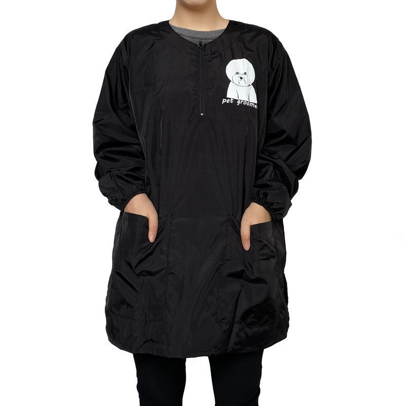 Profesionāļiem paredzēts suņu un kaķu kopšanas halāts – garas piedurknes, ūdens atgrūdošs un elpojošs (Zīmols: otter; Materiāls: lina; Importēts: Nē; Izcelsme: Cita)