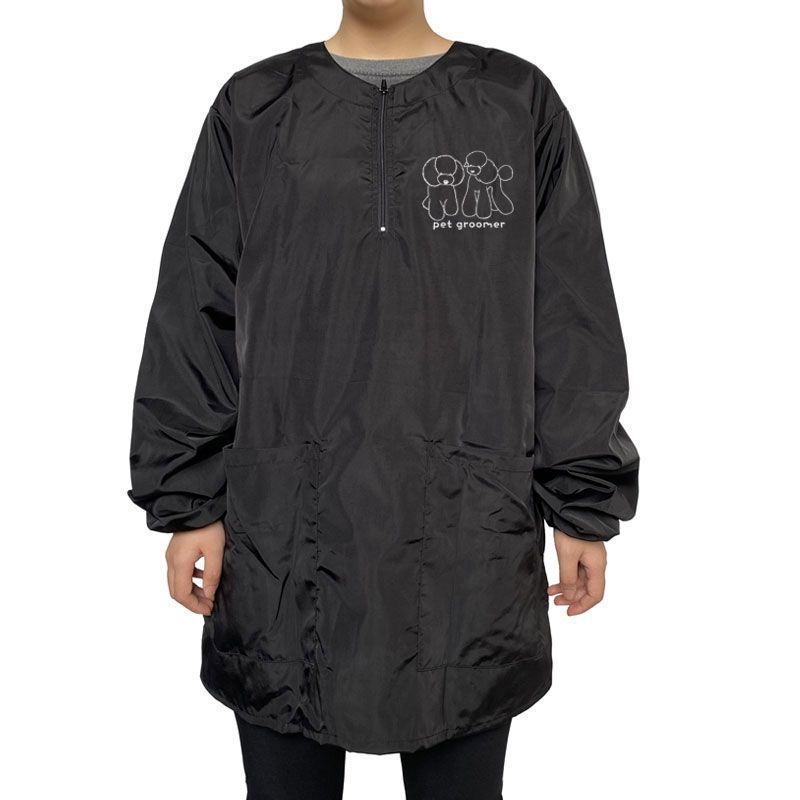 Profesionāļiem paredzēts suņu un kaķu kopšanas halāts – garas piedurknes, ūdens atgrūdošs un elpojošs (Zīmols: otter; Materiāls: lina; Importēts: Nē; Izcelsme: Cita)