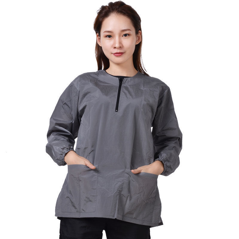 Profesionāļiem paredzēts suņu un kaķu kopšanas halāts – garas piedurknes, ūdens atgrūdošs un elpojošs (Zīmols: otter; Materiāls: lina; Importēts: Nē; Izcelsme: Cita)