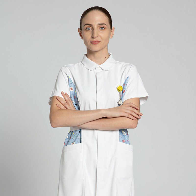 Uniformă de infirmieră spital: set din două piese cu mânecă lungă, imprimare a logo-ului și personalizare; material poliester-bumbac cu managementul umidității, guler rotund, lungime medie; pentru spitale, farmacii, clinici și saloane de înfrumusețare