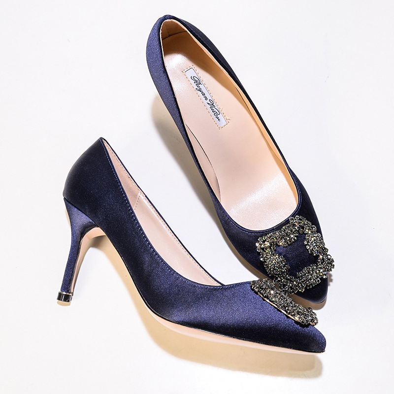 Ruyan Vuicr σατέν νυφικές γόβες με μυτερή μύτη, στιλέτο τακούνι 6-8 cm, τετράγωνη αγκράφα με στρας σε σχήμα χιονονιφάδας