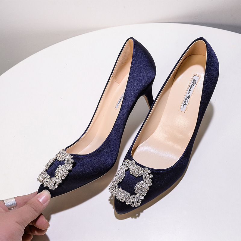 Ruyan Vuicr σατέν νυφικές γόβες με μυτερή μύτη, στιλέτο τακούνι 6-8 cm, τετράγωνη αγκράφα με στρας σε σχήμα χιονονιφάδας