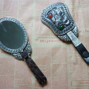 Hanfu fotografijos rekvizitas: rankoje laikomas veidrodis su Drakono ir Fenikso plokštele senoviniam kostiumui