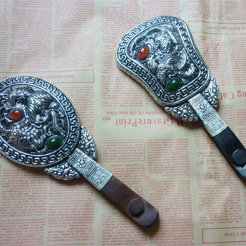 Hanfu fotografijos rekvizitas: rankoje laikomas veidrodis su Drakono ir Fenikso plokštele senoviniam kostiumui